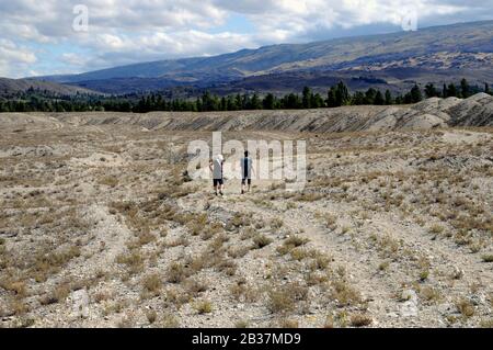 Blick auf die Earnscleugh Tailings, ein Goldbaggerplatz in der Nähe der Stadt Alexandra, Central Otago. Die Arbeiten stammen aus den 1860er Jahren. Stockfoto