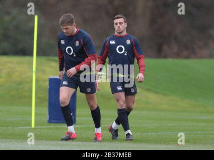 Owen Farrell (links) und George Ford während der Trainingseinheit im Pennyhill Park, Bagshot Englands. Stockfoto