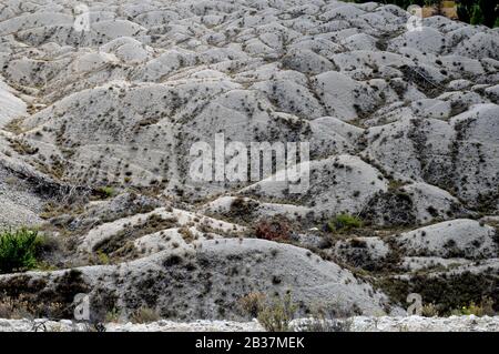 Blick auf die Earnscleugh Tailings, ein Goldbaggerplatz in der Nähe der Stadt Alexandra, Central Otago. Die Arbeiten stammen aus den 1860er Jahren. Stockfoto