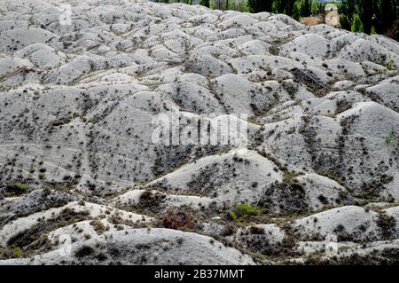 Blick auf die Earnscleugh Tailings, ein Goldbaggerplatz in der Nähe der Stadt Alexandra, Central Otago. Die Arbeiten stammen aus den 1860er Jahren. Stockfoto