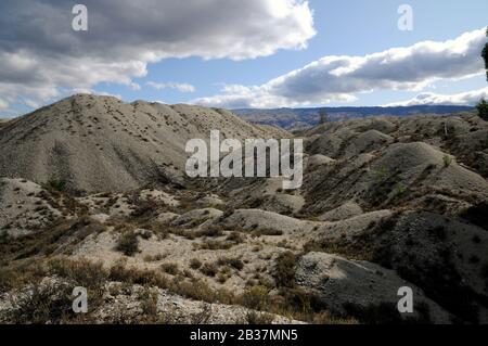 Blick auf die Earnscleugh Tailings, ein Goldbaggerplatz in der Nähe der Stadt Alexandra, Central Otago. Die Arbeiten stammen aus den 1860er Jahren. Stockfoto