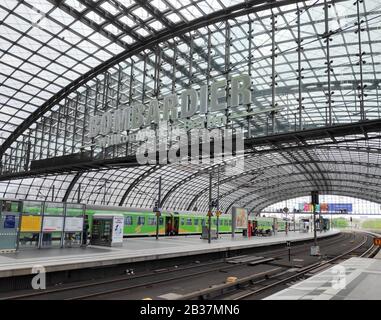 Berlin, Deutschland - 29. April 2019: Der schöne und überfüllte Berliner Hauptbahnhof in Deutschland. Stockfoto