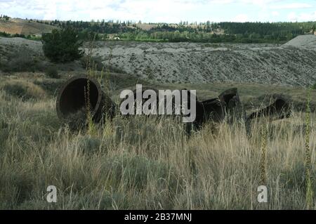 Verlassene Bergbaumaschinen bei den Earnscleugh Tailings, einem Goldbaggerplatz in der Nähe der Stadt Alexandra, Central Otago. Stockfoto