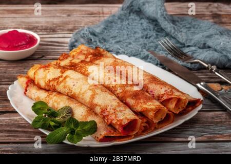 Pfannkuchen mit Rote Bete und Käse Pasta und Lachs Stockfoto