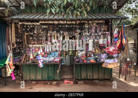 Ein farbenfroher Marktstall, der Besuchern an einem berühmten Touristenziel in Anuradhapura, Sri Lanka Geschenke und Trinkets verkauft. Stockfoto