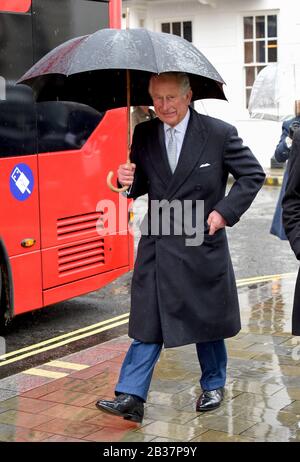 Der Prince of Wales bereitet sich darauf vor, einen neuen elektrischen Doppeldeckerbus im Clarence House in London an Bord zu nehmen, um zum London Transport Museum zu reisen und an Feiern zum 20-jährigen Transport für London teilzunehmen. PA Foto. Bilddatum: Mittwoch, 4. März 2020. Der Fotowredit sollte lauten: Stuart Wilson/PA Wire Stockfoto