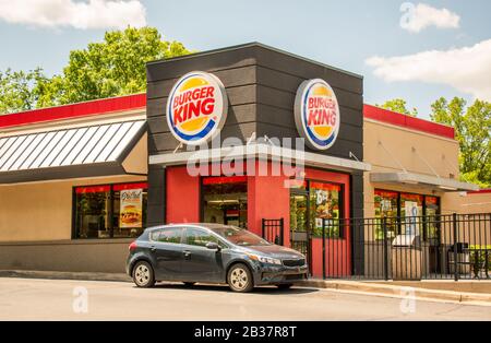 Charlotte, NC/USA - 26. Mai 2019: Mittelgroße horizontale Aufnahme von "Burger King" mit Auto am Fenster, die Marke und Logo in Rot, Gelb, Weiß und Blau zeigt. Stockfoto