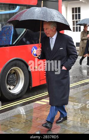 Der Prince of Wales bereitet sich darauf vor, einen neuen elektrischen Doppeldeckerbus im Clarence House in London an Bord zu nehmen, um zum London Transport Museum zu reisen und an Feiern zum 20-jährigen Transport für London teilzunehmen. PA Foto. Bilddatum: Mittwoch, 4. März 2020. Der Fotowredit sollte lauten: Stuart Wilson/PA Wire Stockfoto