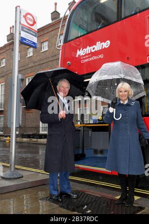 Der Prince of Wales und die Duchess of Cornwall bereiten sich darauf vor, einen neuen elektrischen Doppeldeckerbus im Clarence House in London an Bord zu nehmen, um zum London Transport Museum zu reisen und an Feiern zum 20-jährigen Transport nach London teilzunehmen. PA Foto. Bilddatum: Mittwoch, 4. März 2020. Der Fotowredit sollte lauten: Stuart Wilson/PA Wire Stockfoto