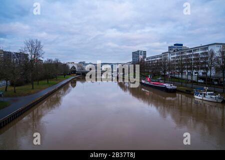 Saarbrücken, 30. Januar 2020, alte Boote und Schiffe, die am Flussufer neben Wolkenkratzern der stadt saarbrücken ankern Stockfoto