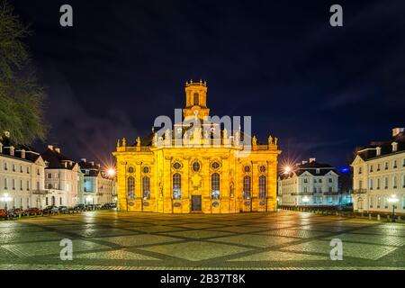 Deutschland, Berühmte Kirche im baroqhe Stil in der Innenstadt von saarbrücken, nachts in magischer Atmosphäre beleuchtet Stockfoto