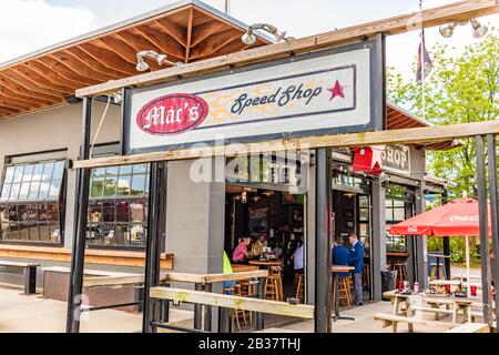 Charlotte, NC/USA - 14. Mai 2019: Horizontale Außenaufnahme der Mac's Speed Shop Bar und des Grills auf dem South Blvd. Mit Marken-/Logo-Schildern. Stockfoto