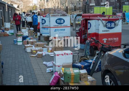 Ein temporärer Express-Service-Punkt außerhalb einer ummauerten Wohnanlage inmitten des Ausbruchs eines neuen Coronavirus in Peking, China. März 202 Stockfoto