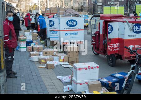 Ein temporärer Express-Service-Punkt außerhalb einer ummauerten Wohnanlage inmitten des Ausbruchs eines neuen Coronavirus in Peking, China. März 202 Stockfoto