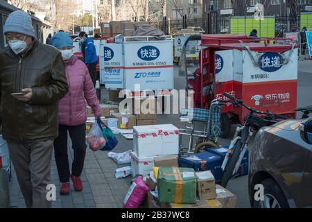 Ein temporärer Express-Service-Punkt außerhalb einer ummauerten Wohnanlage inmitten des Ausbruchs eines neuen Coronavirus in Peking, China. März 202 Stockfoto