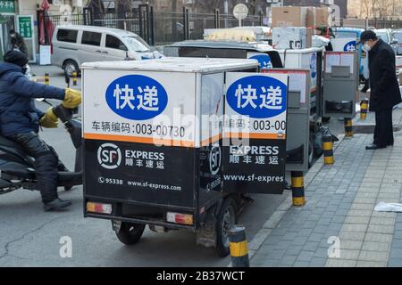 Ein temporärer Express-Service-Punkt außerhalb einer ummauerten Wohnanlage inmitten des Ausbruchs eines neuen Coronavirus in Peking, China. März 202 Stockfoto