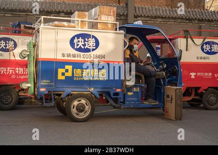 Ein temporärer Express-Service-Punkt außerhalb einer ummauerten Wohnanlage inmitten des Ausbruchs eines neuen Coronavirus in Peking, China. März 202 Stockfoto