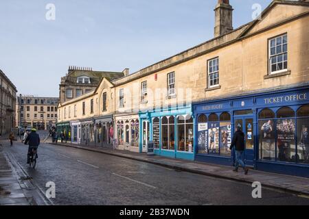 Reihe von Geschäften an der Pulteney Bridge in Bath, Somerset, Großbritannien Stockfoto