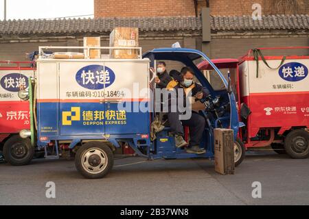 Ein temporärer Express-Service-Punkt außerhalb einer ummauerten Wohnanlage inmitten des Ausbruchs eines neuen Coronavirus in Peking, China. März 202 Stockfoto