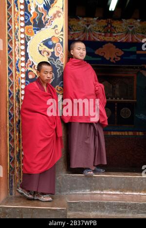 Paro, Bhutan - 18. September 2007: Junge Mönch in Paro Dzong Stockfoto
