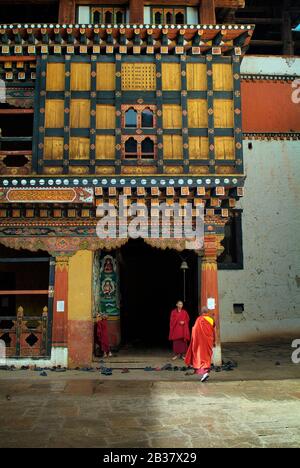 Paro, Bhutan - 18. September 2007: Mönch und Mönch in traditioneller Kleidung in Paro Dzong Stockfoto