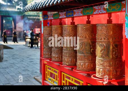 Reihe von Mani beten Räder von Putuo Zongcheng buddhistischen Tempel, eine der acht umliegenden Tempeln in Chengde, Heibei, China. Weltkulturerbe der UNESCO Stockfoto