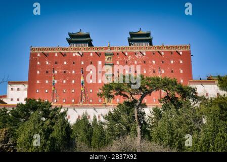 Majestätische Fassade von Putuo Zongcheng buddhistischen Tempel in Chengde, China Stockfoto