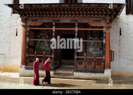 Paro, Bhutan - 18. September 2007: Zwei Mönche in traditioneller Kleidung in Paro Dzong Stockfoto