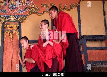 Paro, Bhutan - 18. September 2007: Junge Mönch in Paro Dzong Stockfoto