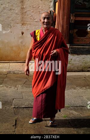 Paro, Bhutan - 18. September 2007: In Paro Dzong werden in traditioneller Kleidung mönche gekleidet Stockfoto
