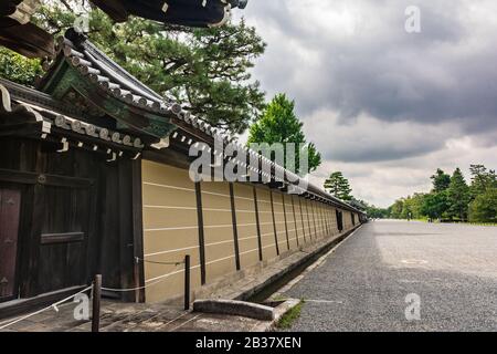 Kyoto, Japan, Asien - 3. September 2019: Außenwände des kaiserlichen Palastes Stockfoto
