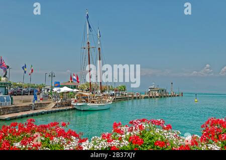 Kai und der Fluss Mincio fließt vom Gardasee in Peschiera del Garda, Venetien, Italien. Stockfoto