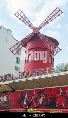 Moulin Rouge, berühmter Kabarettort in Montmartre, Paris, Frankreich Stockfoto