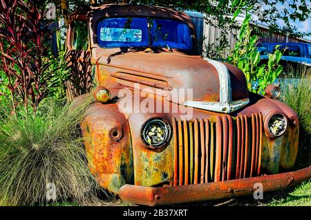 Ein verrosteter Vintage Ford befindet sich außerhalb von Berry's Seafood and Catfish House, 20. August 2019, in Florence, Mississippi. Stockfoto