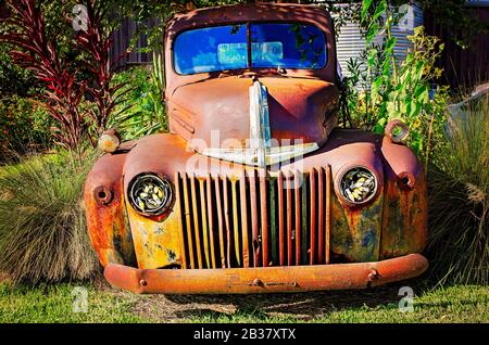 Ein verrosteter Vintage Ford befindet sich außerhalb von Berry's Seafood and Catfish House, 20. August 2019, in Florence, Mississippi. Stockfoto