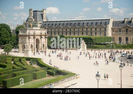 Sommerblick auf den Jardin und den Triumphbogen du Carrousel neben dem Louvre, Paris, Frankreich Stockfoto