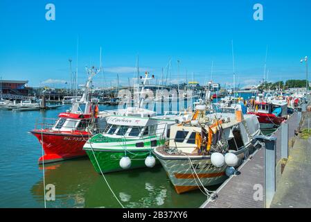 Fischerboote im Hafen, Boulogne-sur-Mer, Frankreich Stockfoto