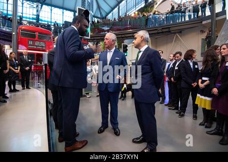 Der Prince of Wales (Zentrum) mit dem Bürgermeister von London Sadiq Khan (Zentrum rechts) während eines Besuchs im London Transport Museum, um 20 Jahre Transport nach London zu markieren. Stockfoto