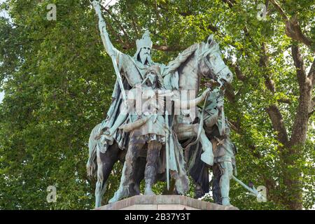 Karl der große et ses Leudes: Skulptur auf der plaza Notre Dame de Paris Stockfoto