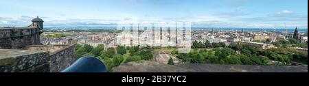 Panoramablick auf die Princes Street und die Stadt Edinburgh von der Argyll Battery im Edinburgh Castle Stockfoto