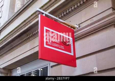 Großes rotes Schild für das Bath Postal Museum in Bath, Somerset, Großbritannien Stockfoto