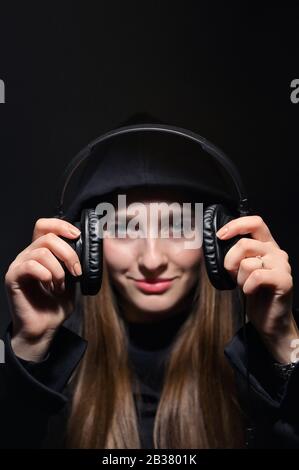Teen Girl In Hoodie Holding Headphones Stockfoto