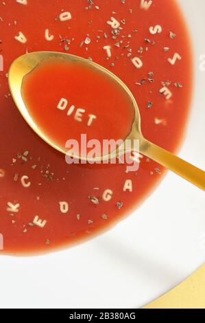 Tomatensuppe Mit Nudeln Mit Letter Auf Löffel Stockfoto