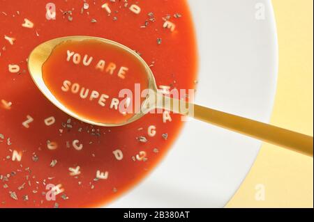 Tomatensuppe Mit Nudeln Mit Letter Auf Löffel Stockfoto