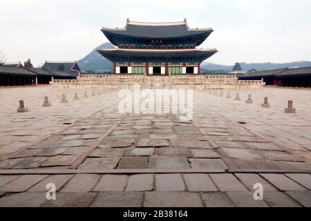 Gyeongbokgung, 4. März 2020: Der Gyeongbokgung-Palast wird in Seoul, Südkorea, unbewachsen gesehen. Gyeongbok Palace, der wichtigste Königspalast der Joseon-Dynastie, der 1395 erbaut wurde, ist einer der beliebtesten und überfüllten Orte für Touristen und Einheimische, die in Seoul zu Besuch sind. Südkoreas COVID-19-Kaseload überschritt am Mittwoch 5.600. Etwa 60 Prozent der bestätigten Fälle sind mit einem Zweig der religiösen Sekte Shincheonji in Daegu mit 2,5 Millionen Einwohnern verbunden. (Foto von Lee Jae-Won/AFLO) (SÜDKOREA) Stockfoto