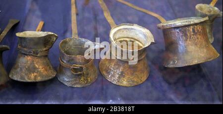 Fünf historische Kaffeekochtöpfe auf blauem Grund Stockfoto