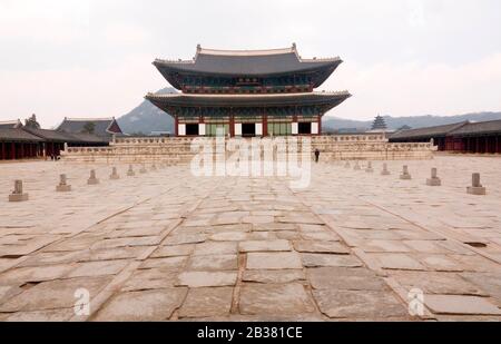 Gyeongbokgung, 4. März 2020: Der Gyeongbokgung-Palast wird in Seoul, Südkorea, unbewachsen gesehen. Gyeongbok Palace, der wichtigste Königspalast der Joseon-Dynastie, der 1395 erbaut wurde, ist einer der beliebtesten und überfüllten Orte für Touristen und Einheimische, die in Seoul zu Besuch sind. Südkoreas COVID-19-Kaseload überschritt am Mittwoch 5.600. Etwa 60 Prozent der bestätigten Fälle sind mit einem Zweig der religiösen Sekte Shincheonji in Daegu mit 2,5 Millionen Einwohnern verbunden. (Foto von Lee Jae-Won/AFLO) (SÜDKOREA) Stockfoto