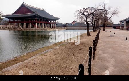 Gyeongbokgung, 4. März 2020: Der Gyeongbokgung-Palast wird in Seoul, Südkorea, unbewachsen gesehen. Gyeongbok Palace, der wichtigste Königspalast der Joseon-Dynastie, der 1395 erbaut wurde, ist einer der beliebtesten und überfüllten Orte für Touristen und Einheimische, die in Seoul zu Besuch sind. Südkoreas COVID-19-Kaseload überschritt am Mittwoch 5.600. Etwa 60 Prozent der bestätigten Fälle sind mit einem Zweig der religiösen Sekte Shincheonji in Daegu mit 2,5 Millionen Einwohnern verbunden. Credit: Lee Jae-Won/AFLO/Alamy Live News Stockfoto