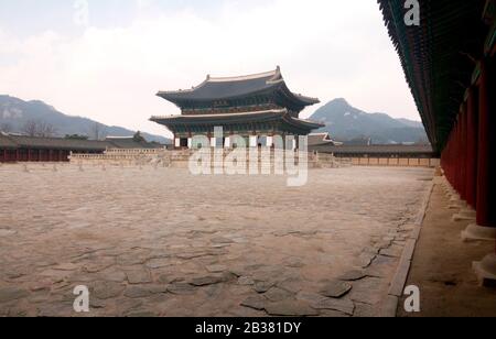 Gyeongbokgung, 4. März 2020: Der Gyeongbokgung-Palast wird in Seoul, Südkorea, unbewachsen gesehen. Gyeongbok Palace, der wichtigste Königspalast der Joseon-Dynastie, der 1395 erbaut wurde, ist einer der beliebtesten und überfüllten Orte für Touristen und Einheimische, die in Seoul zu Besuch sind. Südkoreas COVID-19-Kaseload überschritt am Mittwoch 5.600. Etwa 60 Prozent der bestätigten Fälle sind mit einem Zweig der religiösen Sekte Shincheonji in Daegu mit 2,5 Millionen Einwohnern verbunden. Credit: Lee Jae-Won/AFLO/Alamy Live News Stockfoto