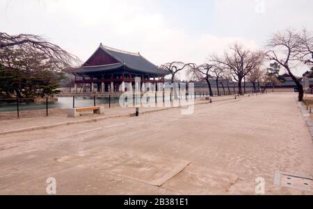 Gyeongbokgung, 4. März 2020: Der Gyeongbokgung-Palast wird in Seoul, Südkorea, unbewachsen gesehen. Gyeongbok Palace, der wichtigste Königspalast der Joseon-Dynastie, der 1395 erbaut wurde, ist einer der beliebtesten und überfüllten Orte für Touristen und Einheimische, die in Seoul zu Besuch sind. Südkoreas COVID-19-Kaseload überschritt am Mittwoch 5.600. Etwa 60 Prozent der bestätigten Fälle sind mit einem Zweig der religiösen Sekte Shincheonji in Daegu mit 2,5 Millionen Einwohnern verbunden. Credit: Lee Jae-Won/AFLO/Alamy Live News Stockfoto